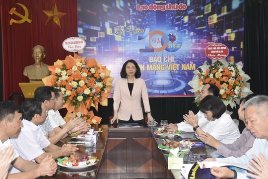 Phó Chủ tịch UBND thành phố Hà Nội Vũ Thu Hà thăm, chúc mừng Báo Lao động Thủ đô