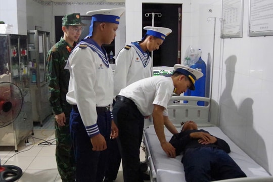 Cấp cứu kịp thời ngư dân gặp nạn trên biển Trường Sa