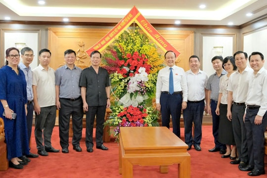 Chủ tịch HĐND thành phố Nguyễn Ngọc Tuấn chúc mừng các cơ quan báo chí
