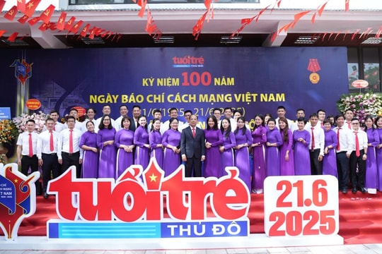 Báo Tuổi trẻ Thủ đô đón Huân chương Lao động hạng Ba Trái ngọt từ hành trình 40 năm phụng sự độc giả