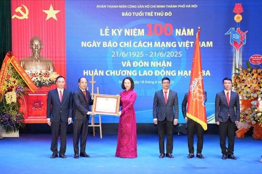 Báo Tuổi trẻ Thủ đô đón Huân chương Lao động hạng Ba