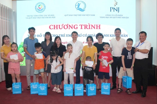 Trao hỗ trợ cho trẻ em tự kỉ có hoàn cảnh khó khăn