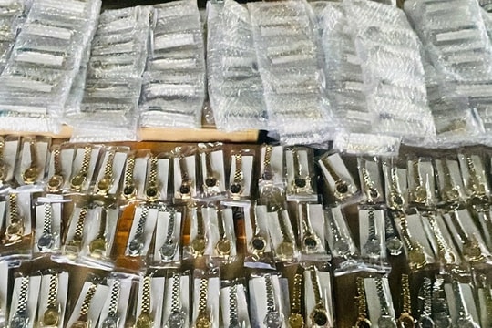 Thu giữ 450 chiếc đồng hồ đeo tay giả nhãn hiệu Rolex