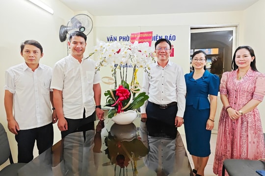 Đoàn lãnh đạo thành phố Hồ Chí Minh chúc mừng Báo Hànộimới