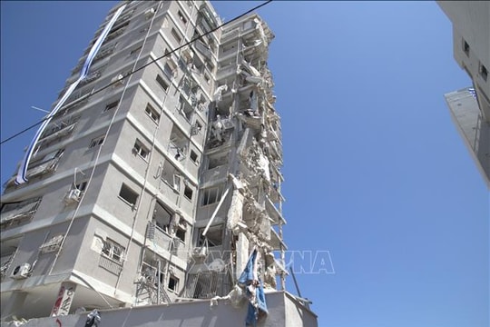 Bệnh viện Israel trúng tên lửa trong đợt tấn công lớn nhất của Iran