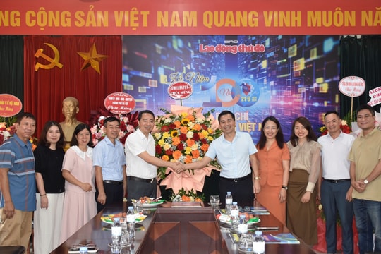 Phó Chủ tịch Thường trực LĐLĐ thành phố Hà Nội Lê Đình Hùng thăm, chúc mừng Báo Lao động Thủ đô