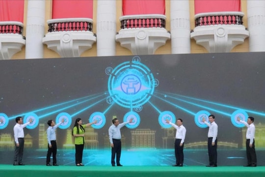 Hà Nội tiên phong vận hành thiết bị vệ sinh môi trường hiện đại tại 4 quận nội đô