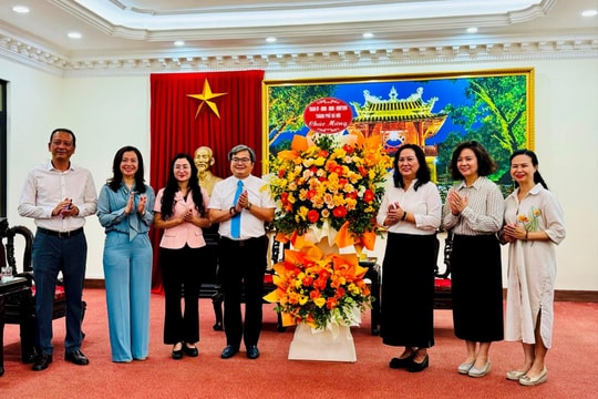 Phó Chủ tịch UBND thành phố Hà Nội Trương Việt Dũng thăm, chúc mừng Sở Văn hóa và Thể thao cùng một số cơ quan báo chí