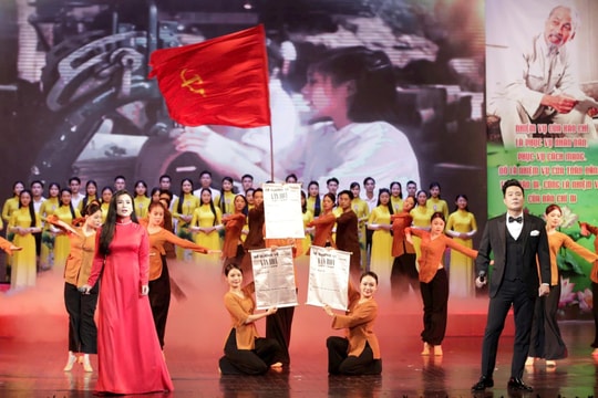 Tự hào chương trình nghệ thuật “Mãi mãi tấm lòng son, ngòi bút sắc”