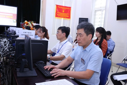 Ngày đầu vận hành thử nghiệm mô hình chính quyền địa phương hai cấp tại các xã, phường: Cán bộ, công chức nêu cao tinh thần làm việc nhằm “tinh thông nghiệp vụ”