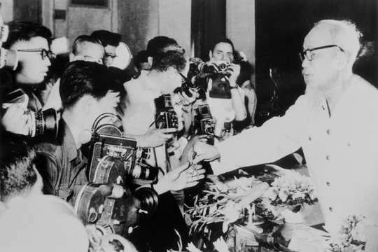 Bác Hồ với nguyên tắc “tránh viết dài và viết rỗng”