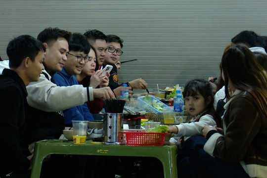 Thức khuya uống trà sữa thay nước lọc: Giới trẻ tự bào mòn thận