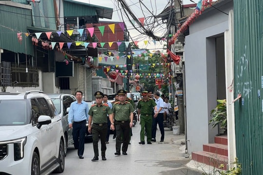 Giám đốc Công an Hà Nội thị sát “thủ phủ” La Phù, siết chặt quản lý hàng giả, hàng kém chất lượng