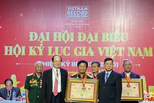 Nhà báo đạt kỷ lục Việt Nam với câu đối về liệt sĩ