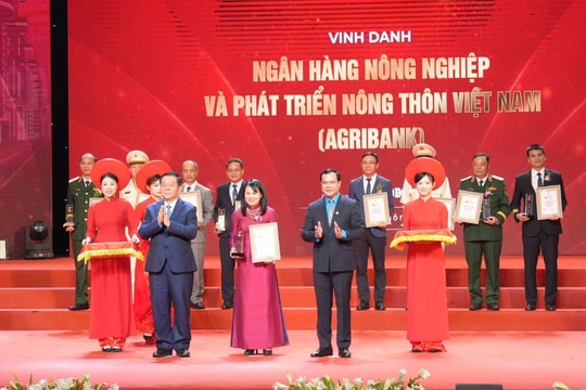 Chương trình \"Vinh quang Việt Nam\" năm 2025 Agribank được vinh danh và trở thành "ngọn cờ" của khát vọng Việt Nam