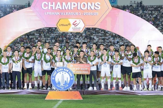Brenner ghi bàn trong ngày Nam Định nâng cúp vô địch V.League