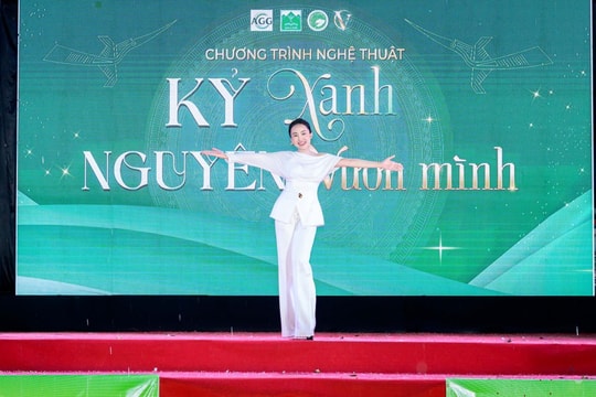 MC Ngân Hà táo bạo với đêm nghệ thuật giữa cơn mưa tháng 6