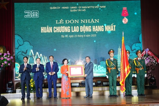 Quận Tây Hồ đón nhận Huân chương Lao động hạng Nhất