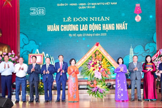 Quận Tây Hồ đón nhận Huân chương Lao động Hạng Nhất