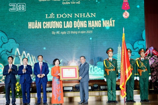 Quận Tây Hồ đón nhận Huân chương Lao động Hạng Nhất