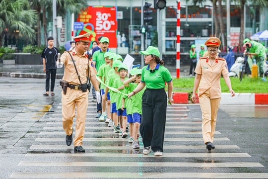 Học sinh Hà Nội học kỹ năng tham gia giao thông từ trải nghiệm thực tế: Mô hình cần nhân rộng
