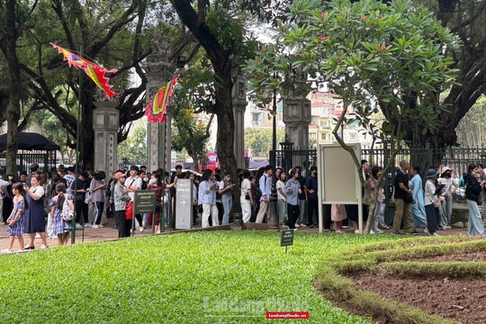 Văn Miếu đón hàng ngàn sĩ tử cầu may trước kỳ thi tốt nghiệp THPT