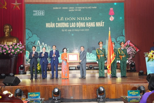 Quận Tây Hồ đón nhận Huân chương Lao động hạng Nhất