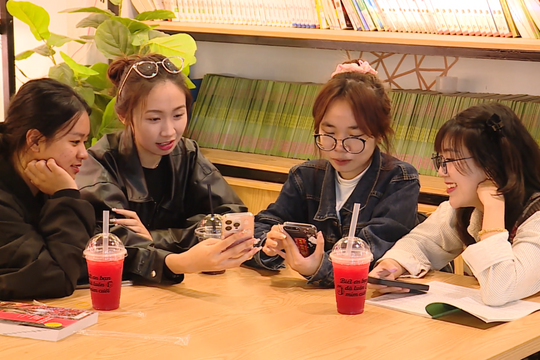 Hóng drama như cơm bữa: Giới trẻ giải trí hay “nuôi lớn” tiêu cực?