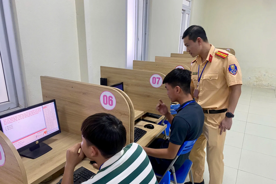 Công an Hà Nội tổ chức kỳ sát hạch lái xe đầu tiên