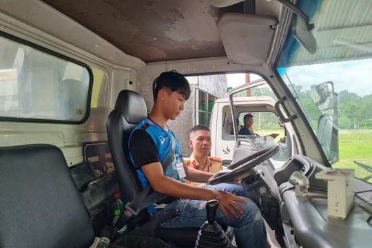 Công an Hà Nội tổ chức kỳ sát hạch cấp giấy phép lái xe ô tô cho thí sinh sau nhiều tháng chờ đợi