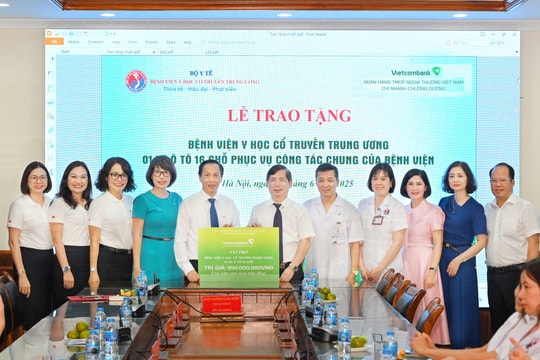 Vietcombank tặng Bệnh viện Y học cổ truyền trung ương ô tô phục vụ khám, chữa bệnh