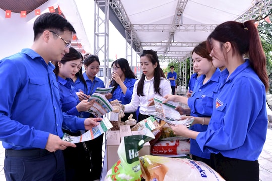 Nhiều sản phẩm làng nghề tại Ngày hội Người Việt Nam ưu tiên dùng hàng Việt Nam