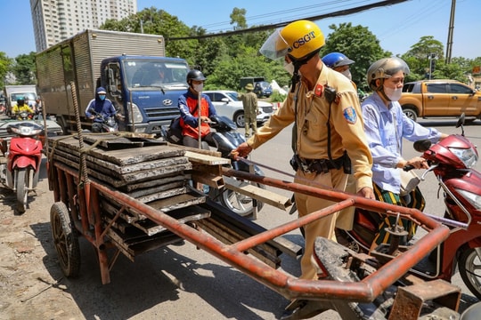Hà Nội: Xử lý hơn 300 xe tự chế, chở hàng cồng kềnh, tịch thu gần 200 phương tiện