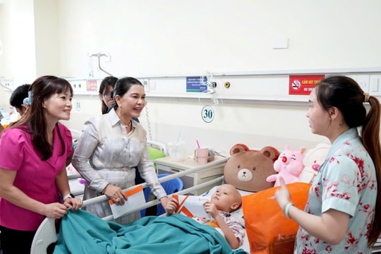 Tặng quà cho bệnh nhi và hỗ trợ cho trẻ em có hoàn cảnh khó khăn
