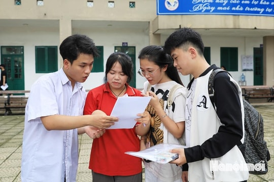 Thí sinh rạng rỡ làm thủ tục dự thi tốt nghiệp THPT 2025