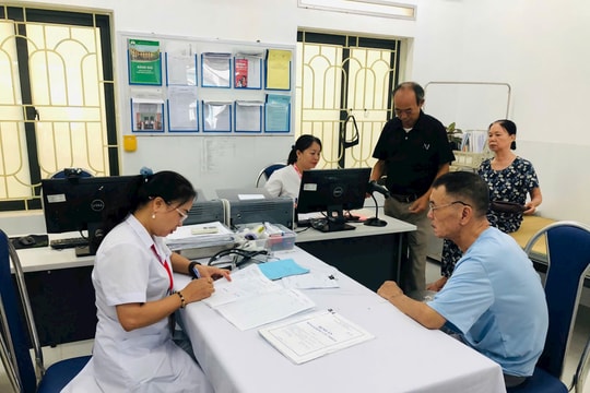 Người dân hai xã mới Quảng Oai và Quang Minh trải nghiệm phần mềm quản lý y tế VNPT-HMIS