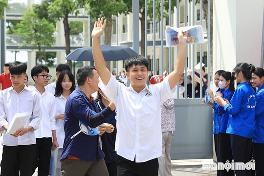 Thí sinh cười rạng rỡ sau khi hoàn thành bài thi ngữ văn