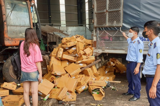 Quản lý thị trường Hà Nội: Giám sát việc tiêu hủy hơn 2,5 tấn nấm kim châm quá hạn sử dụng
