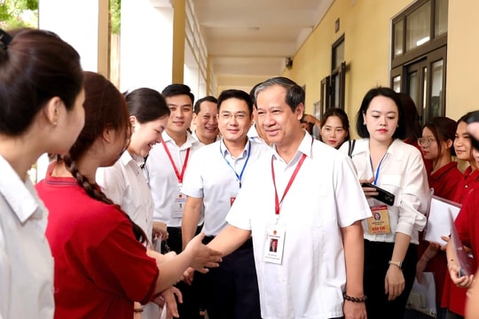 Bộ trưởng Bộ GD-ĐT Nguyễn Kim Sơn động viên thí sinh thi tốt nghiệp THPT