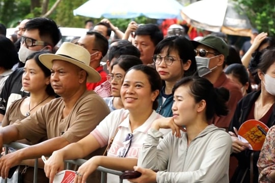 Cha mẹ đứng ngồi không yên ngoài cổng trường đợi con “vượt vũ môn”