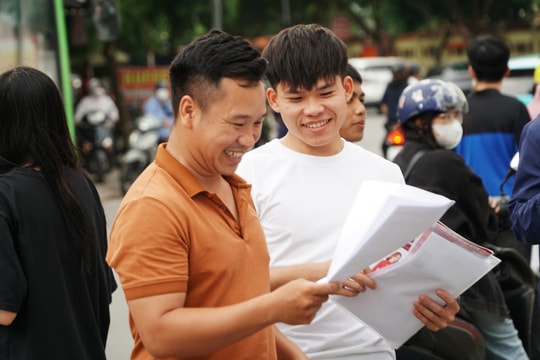 Đề Toán chương trình Giáo dục phổ thông 2006 vừa sức với thí sinh