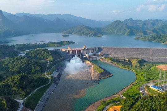 Mở 1 cửa xả đáy hồ thủy điện Tuyên Quang vào hồi 14h00’ ngày 27/6/2025
