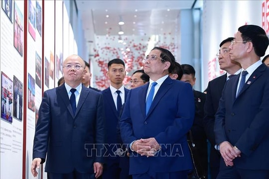 Thủ tướng Phạm Minh Chính tìm hiểu hoạt động của Sàn giao dịch chứng khoán, Trung tâm tài chính quốc tế tại Thượng Hải