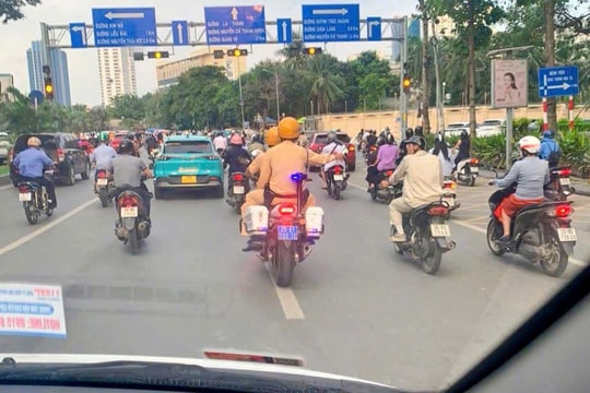 Cảnh sát giao thông Hà Nội “mở đường” đưa cháu bé đi cấp cứu