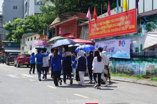 Màu áo xanh tiếp sức mùa thi, thắp lửa yêu thương nơi cổng trường