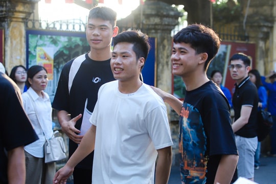 10 thí sinh vi phạm quy chế trong buổi thi đầu tiên