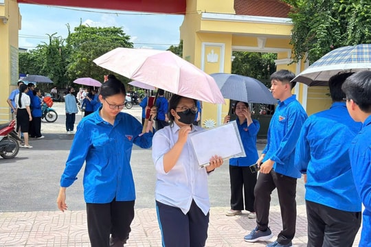 Các lực lượng chức năng tiếp tục hỗ trợ thí sinh bước vào ngày thi thứ hai tốt nghiệp THPT năm 2025