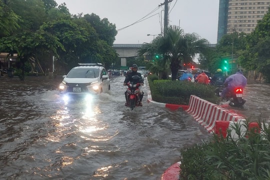 Hà Nội gia tăng các loại hình thời tiết, thiên tai nguy hiểm dịp cuối tuần