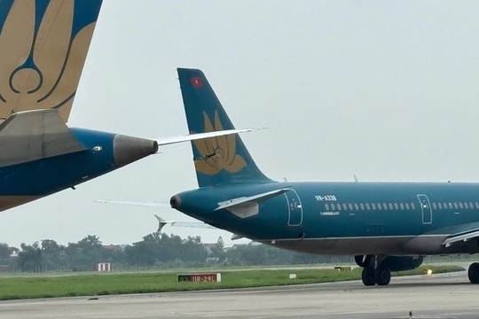 Hai máy bay va chạm tại sân bay Nội Bài