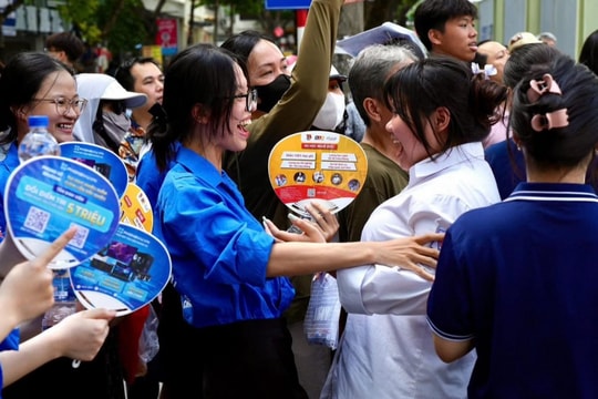 Nụ cười tình nguyện tỏa năng lượng tích cực mùa thi